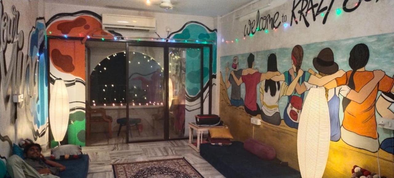 Krazy Solo Hostel Мумбай Екстериор снимка