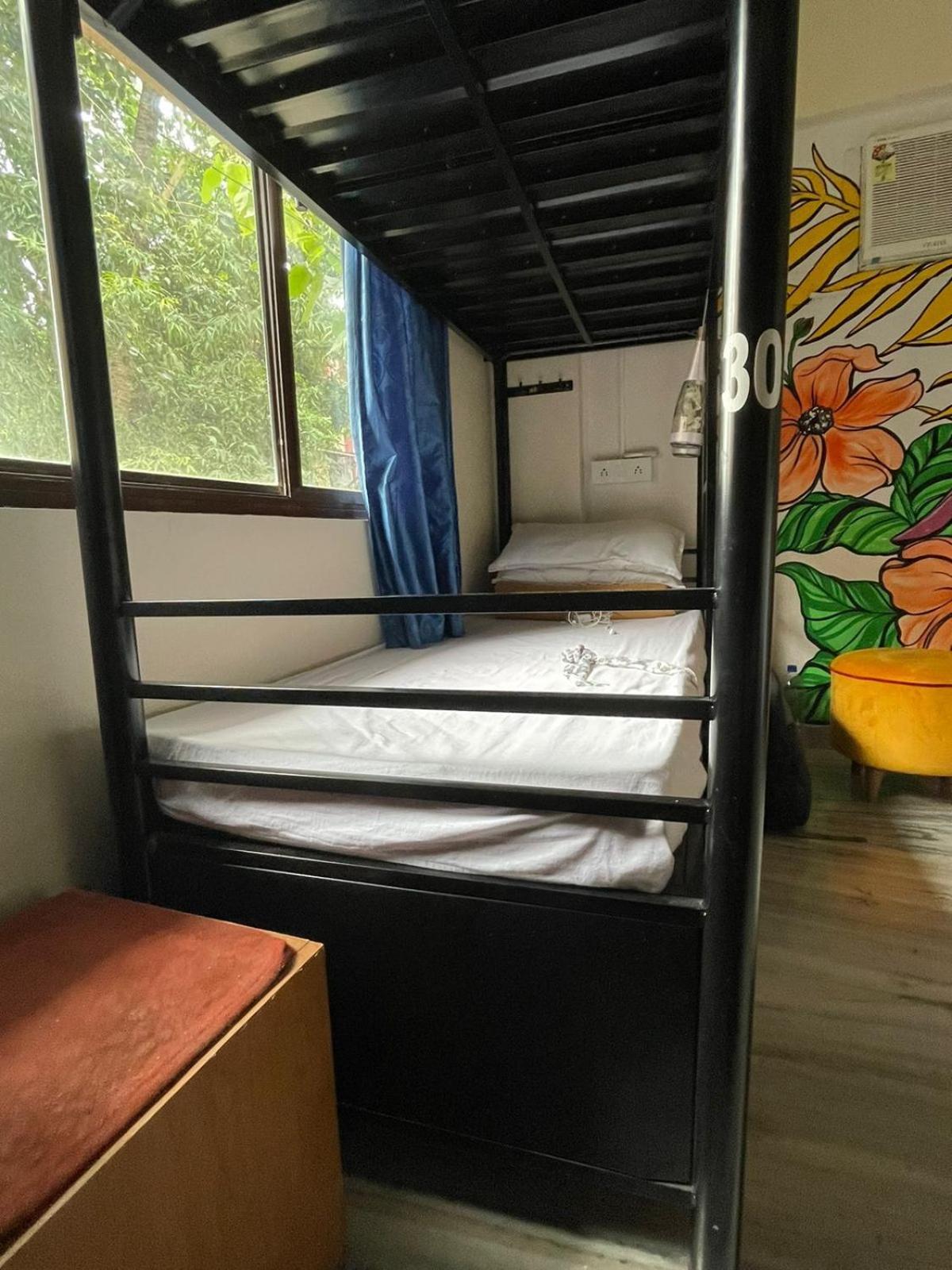 Krazy Solo Hostel Мумбай Екстериор снимка